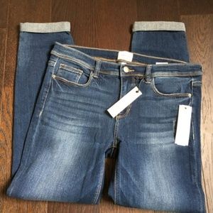 Id: 23 Carrie Distressed Girlfriend Cropped Jean